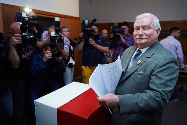 Lech Wałęsa w komisji wyborczej w Gdańsku