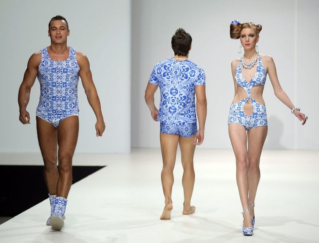 Kwiatowe wzory w modzie plażowej – kostiumy kąpielowe na sezon wiosna-lato 2012
