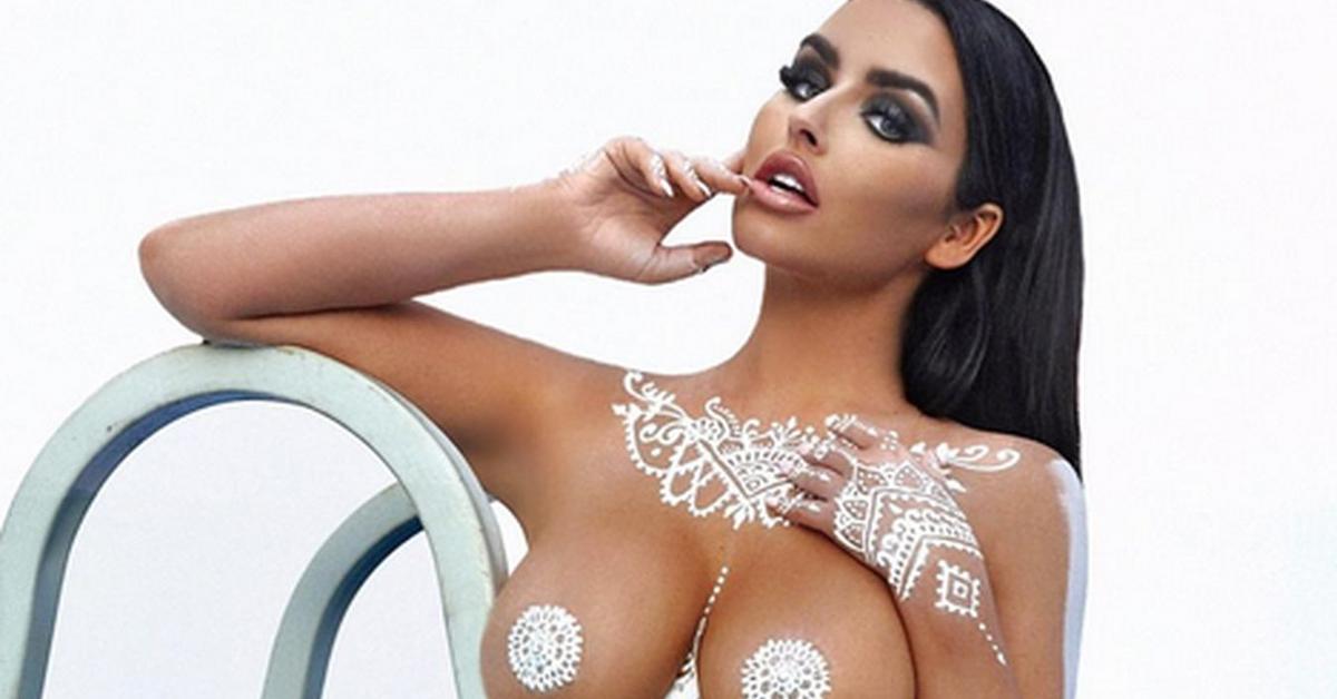 Piękna Abigail Ratchford w bardzo odważnym stroju.