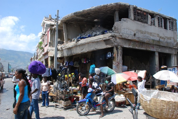 Największa targowa ulica w stolicy Haiti