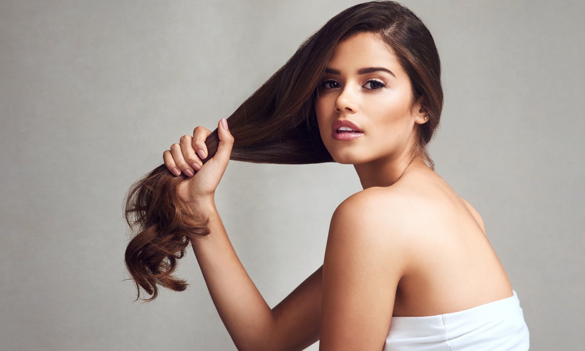 Ten zagęszczający szampon zasila cebulki jak kompost. Zero przerzedzeń!