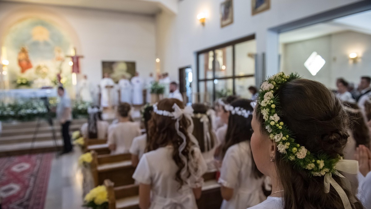 Pierwsza komunia lublin kościół parafia msza święta kościół suknie komże alby