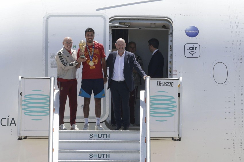 Luis de la Fuente, selektor Španije i Rodri, kapiten, iznose trofej iz aviona | Foto: Reuters