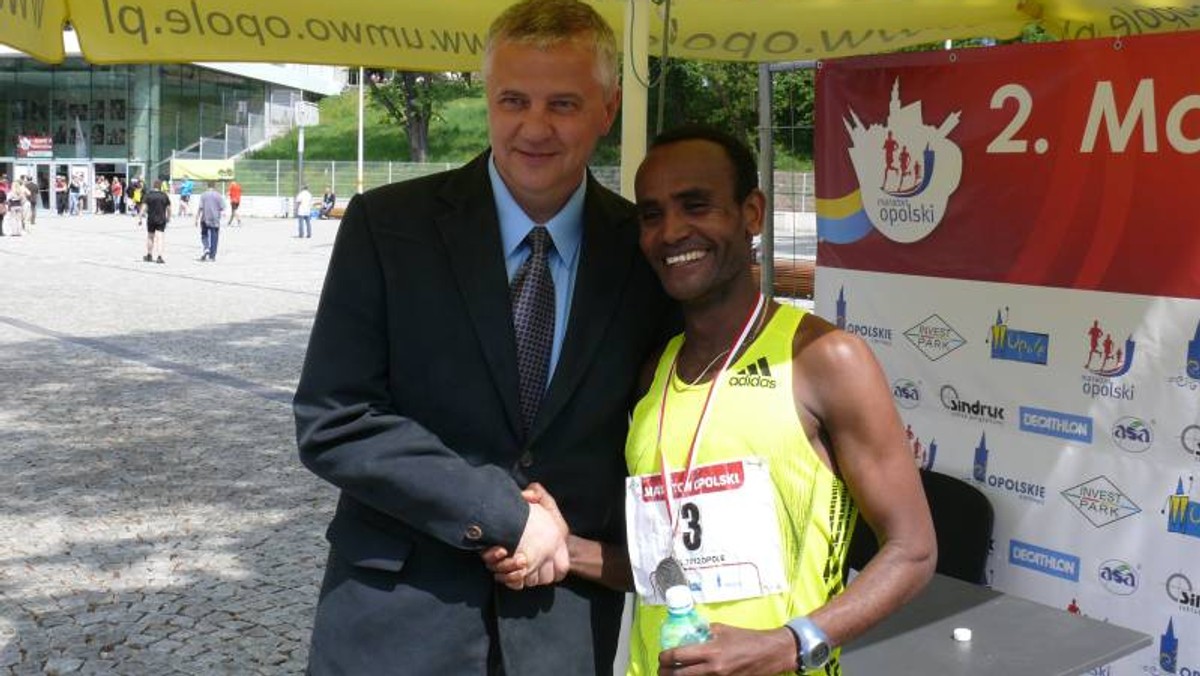 Ashenafi Erkolo z Etiopii zwycięzcą II Maratonu Opolskiego. Do mety dobiegł z czasem 2 godzin 22 minut 48 sekund, natomiast wśród kobiet najlepsza okazała się Reka Batai z Węgier, która uzyskała czas 2 godzin 49 minut 12 sekund - podało Radio Opole.