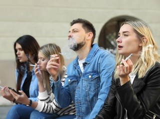 Czy pracodawca ma obowiązek zapewnić pracownikom palarnię w budynku [Poradnia bhp]