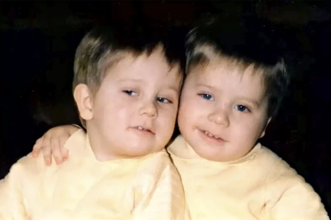 Adam Pirson sa bratom blizancem, 1986.