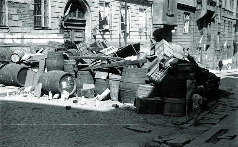 Między 17 a 20 sierpnia 1944 r., gdy Tadeusz Bukowski zrobił to niepublikowane nigdy zdjęcie barykady na ulicy Tamka, Powiśle nie było jeszcze zagrożone przez Niemców. Jego los zależał od obrony Starówki, o którą toczyła się w tym czasie ciężka bitwa (...) W kadrze "Bończy" widać barykadę przegradzającą brukowaną wówczas ul. Tamka na wysokości domów o numerach 38 i 40 należących do firmy G. Gerlach Fabryka Instrumentów Geodezyjnych i Rysunkowych.