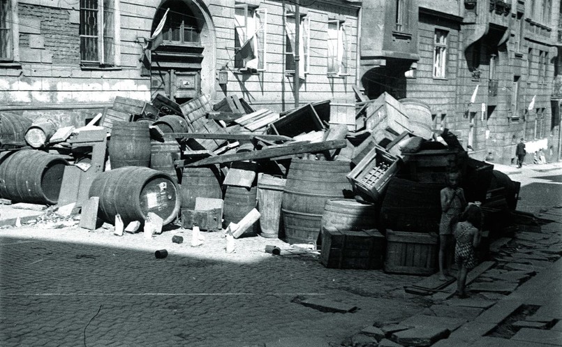Między 17 a 20 sierpnia 1944 r., gdy Tadeusz Bukowski zrobił to niepublikowane nigdy zdjęcie barykady na ulicy Tamka, Powiśle nie było jeszcze zagrożone przez Niemców. Jego los zależał od obrony Starówki, o którą toczyła się w tym czasie ciężka bitwa (...) W kadrze "Bończy" widać barykadę przegradzającą brukowaną wówczas ul. Tamka na wysokości domów o numerach 38 i 40 należących do firmy G. Gerlach Fabryka Instrumentów Geodezyjnych i Rysunkowych.