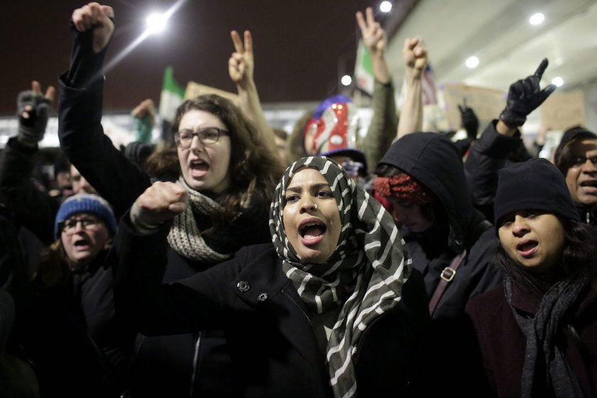 Mieszkańcy USA protestujący przeciw dekretowi Trumpa w Chicago