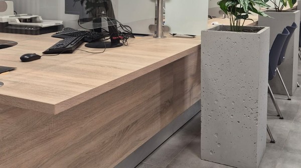 Stanowisko z obniżoną ladą dla klientów ze specjalnymi potrzebami. 