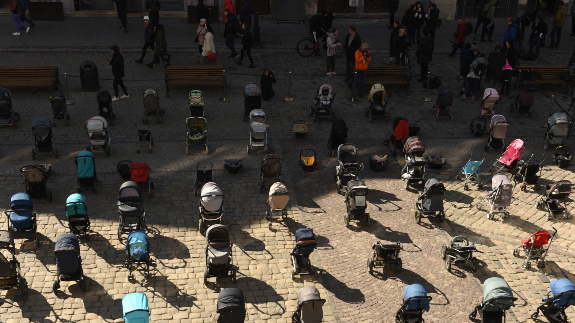 Puste wózeczki we Lwowie. Tyle dzieci zginęło od początku wojny w Ukrainie