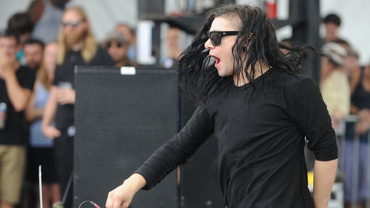 Choć wygląda jak rockandrollowy frontman, nie zobaczymy go szalejącego na scenie z gitarą. Skrillex to nowa gwiazda elektronicznej muzyki tanecznej, która już ma nakoncie trzy nagrody Grammy.