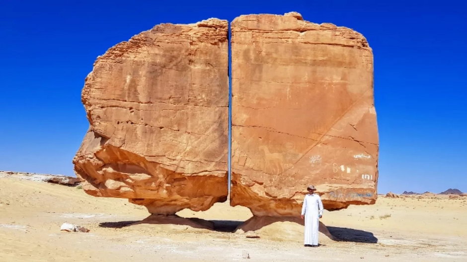 Formacja skalna Al Naslaa, fot. Disdero, CC BY-SA 4.0, https://commons.wikimedia.org/w/index.php?curid=112085591