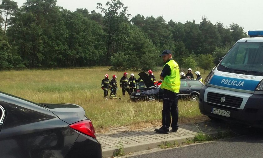 Strażacy musieli zneutralizować wyciekające z auta płyny