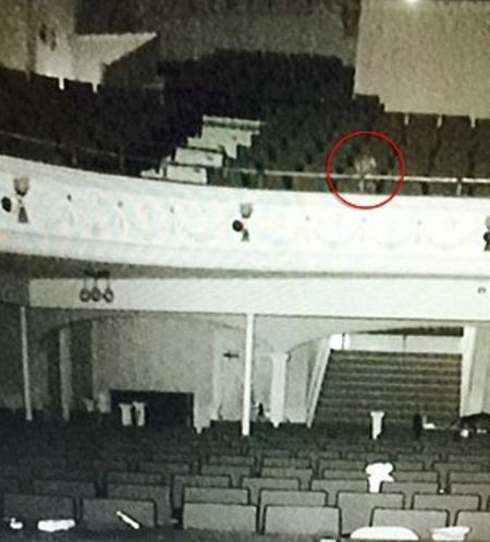 Biała postać jest widziana w teatrze