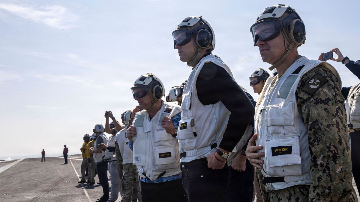 Kušner i Vitkof posetili nosač aviona ''Abraham Linkoln'' 