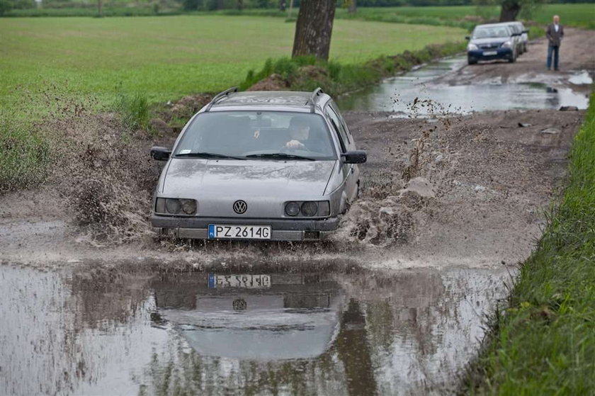 Droga w Pawłowicach po deszczu zmienia się w ogromną kałużę. Mieszkańcy nie są w stanie czasami dojechać samochodami do swoich domów. Tutaj potrzebny jest natychmiastowy remont