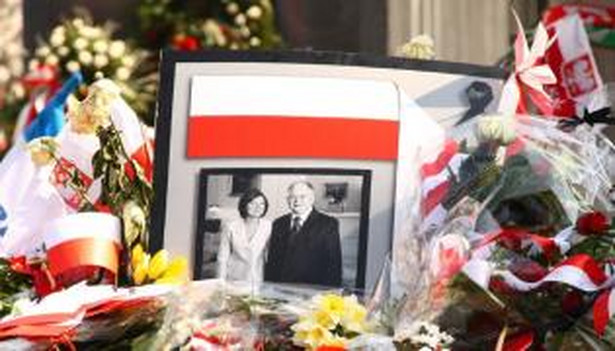 Pomnik Lecha i Marii Kaczyńskich. Nie zdążą na rocznicę