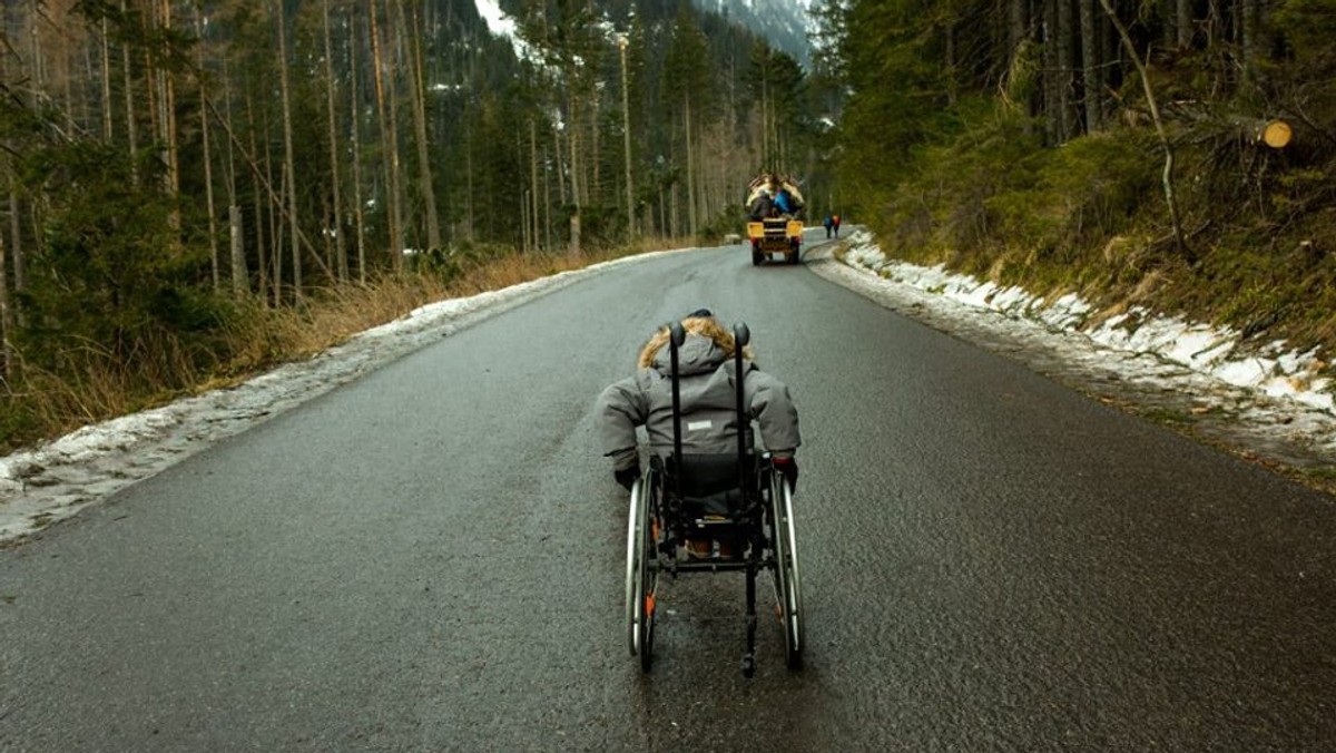 Pięcioletni Arek z pomocą mamy wjechał na wózku inwalidzkim nad Morskie Oko. Historia chłopca poruszyła tysiące internautów z całego kraju. Niezwykły wyczyn chłopca skomentował m.in. prezes PZPN Zbigniew Boniek. "Jak Arek chce dojechać na jakiś mecz Repry, to proszę o kontakt" – napisał.