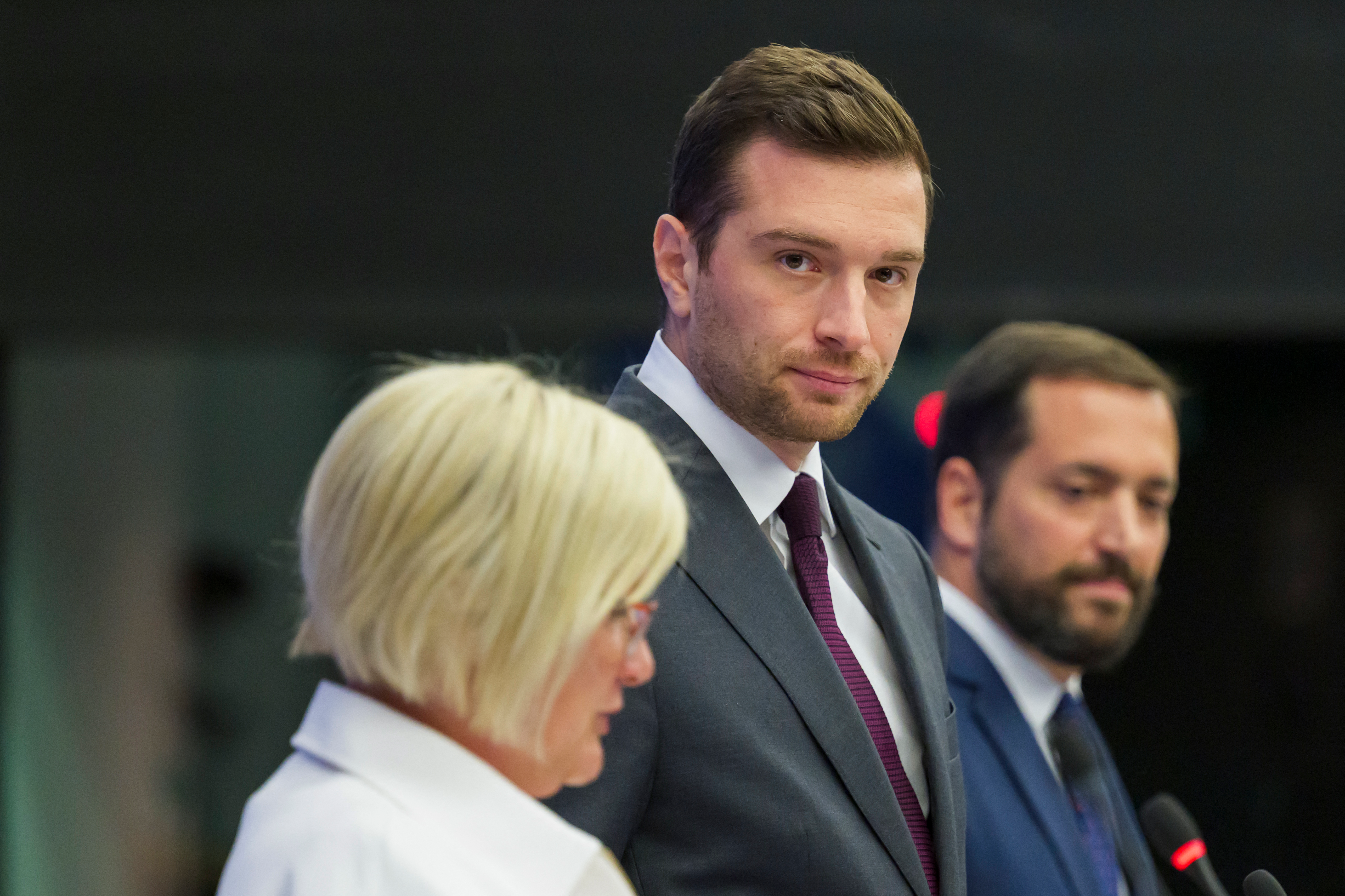 Bardella denuncia "acoso" tras registro policial en sede