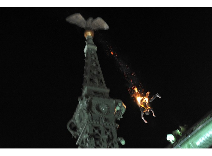 Peter Lakatos z agencji MTI wykonał zwycięskie zdjęcie w kategorii 'zdarzenia'. Fotografia przedstawia skok samobójczy w Budapeszcie