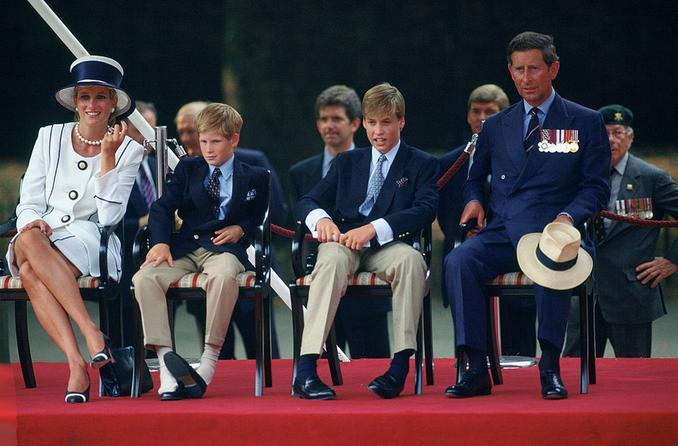 Zaręczyny były katastrofą, a potem? Było już tylko gorzej (na zdjęciu: książę Karol i księżna Diana z Williamem i Harrym)