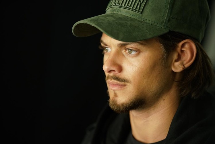 Imponujące widowisko z udziałem zwycięzcy francuskiego „Tańca z gwiazdami” Rayane’a Bensettiego oraz pięknej absolwentki szkoły baletu w Paryżu Alexii Giordano poruszy każdego! Najbardziej roztańczony film wiosny o miłości między hip-hopowcem a baletnicą - w kinach od 17 maja.