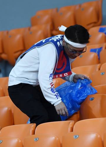 Japońscy kibice po wygranej z Niemcami posprzątali stadion - Noizz