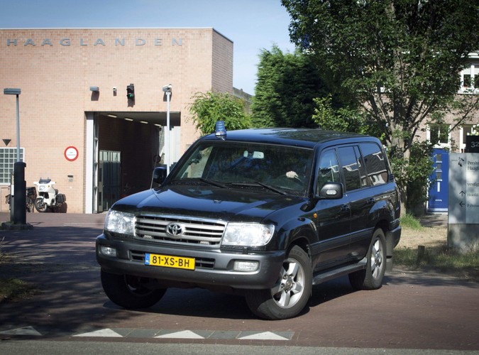 Ratko Mladić eskortowany z więzienia w Scheveningen do trybunału w Hadze