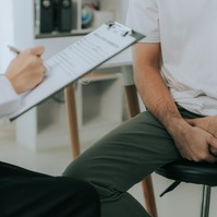 Szívinfarktus férfiaknál: már a hálószobában lehetnek előjelei - erre figyeljen!