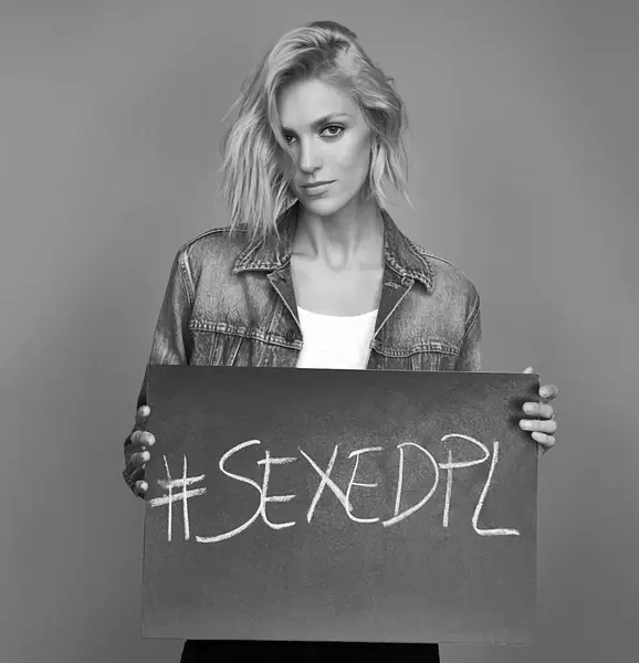 Anja Rubik z logo kampanii #SEXEDPL