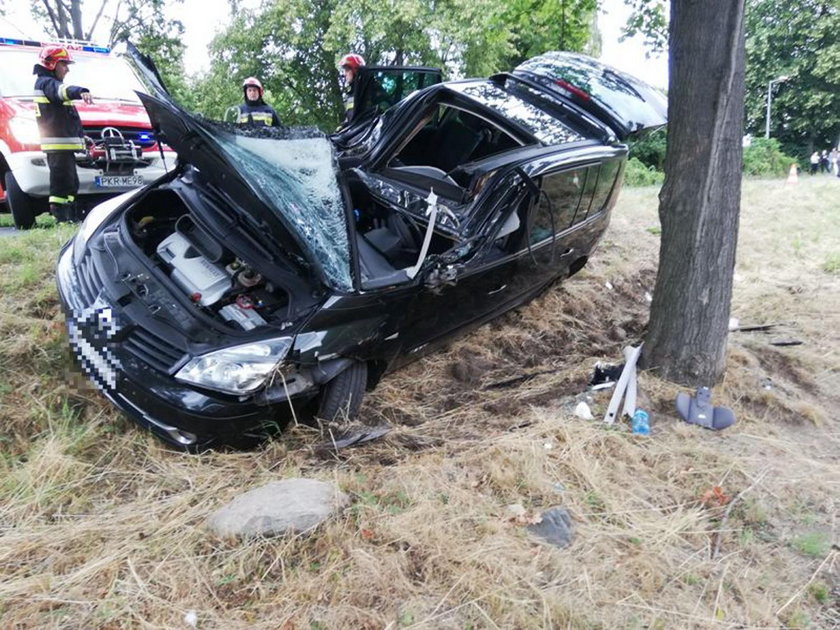 Perzyce: auto omijało kota i dachowało. W samochodzie dzieci