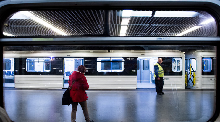 Nem áll meg az M2-es metrószerelvény a Kossuth téren / Fotó: MTI - Balogh Zoltán