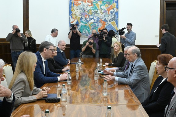 NA STOLU DVE TEME Konsultacije predsednika Vučića sa predstavnicima PUPS-a i "Mi - glas iz naroda"