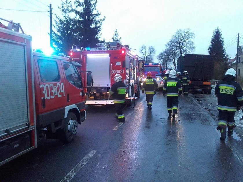 Mercedes roztrzaskał się o ciężarówkę. Zginął pasażer