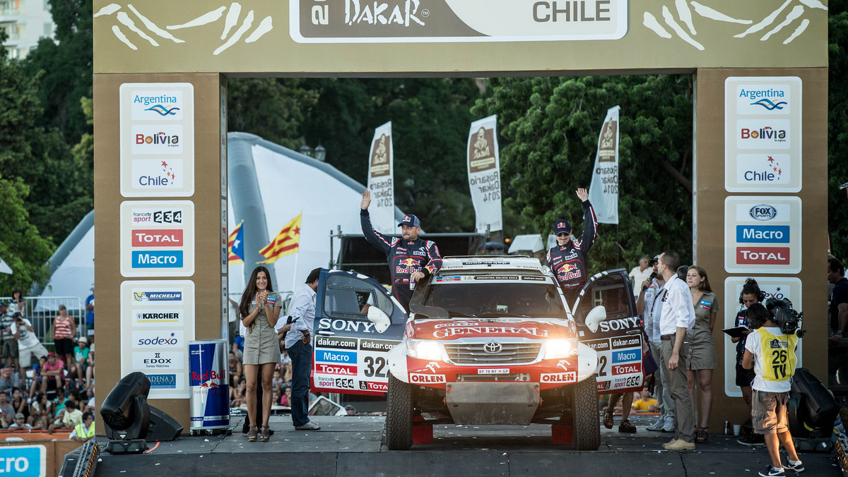 Portugalczyk Carlos Sousa wygrał pierwszy etap Rajdu Dakar 2014 wśród samochodów. Wyprzedził Orlando Terranovę, oraz Nassera Al-Attiyah. Krzysztof Hołwoczyc był siódmy, a niewiele dalej uplasowały się załogi mającego walczyć o najwyższe cele Orlen Teamu - Marek Dąbrowski zajął 16. miejsce, a Adam Małysz był 23.