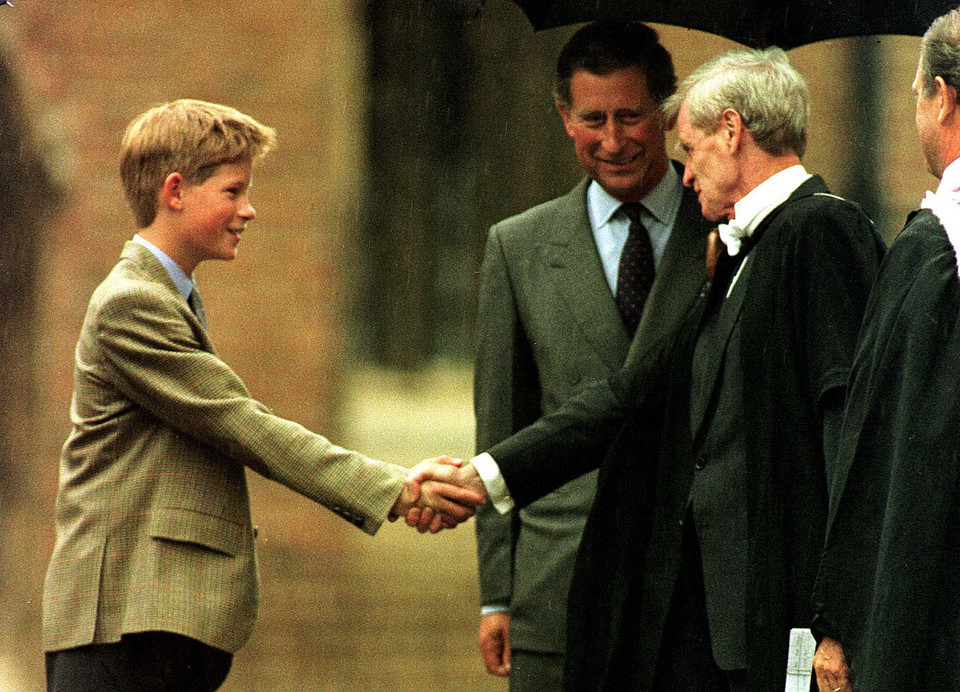 Królewski "pierwszy dzwonek", czyli Windsorowie idą do szkoły: książę Harry 