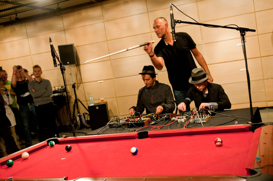 Projekt Black Taxi stworzył wydarzenie na pograniczu koncertu i instalacji, używając stołu do snookera, na pierwszym piętrze Mangghi (fot. Monika Stolarska/Onet.)