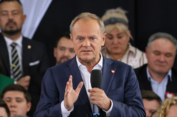Warszawa, 12.10.2024. Premier Donald Tusk (C) przemawia podczas konwencji Koalicji Obywatelskiej w Hali Sportowej OSIR w Warszawie, 12 bm. Podczas połączonego z Radą Krajową PO wydarzenia premier Donald Tusk ma ogłosić wieloletnią strategię migracyjną Polski. (jm) PAP/Paweł Supernak