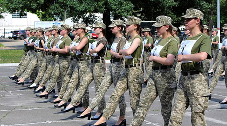 Az ukrán védelmi minisztérium sajtóhivatala által július 2-án közreadott képen ukrán női katonák magassarkú cipőben menetelnek egy katonai parádé főpróbáján Kijevben. Az ukrán kormány néhány tagja helyteleníti ezt, szerintük a katonai parádé célja a hadsereg képességeinek bemutatása / Fotó: .MTI/AP/Ukrán védelmi minisztérium sajtóhivatala