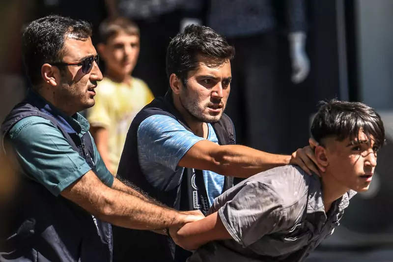 2019 r. Turecka policja zatrzymuje młodego chłopaka w trakcie protestu przeciwko usunięciu kurdyjskiego burmistrza w Diyarbakir