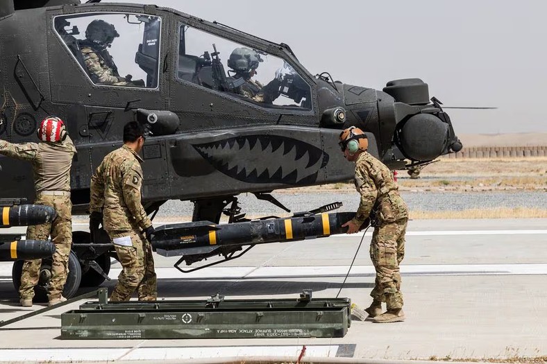 Amerykańscy żołnierze podwieszający pocisk AGM-114 Hellfire pod śmigłowiec AH-64E Apache w jednej z baz w Afganistanie.