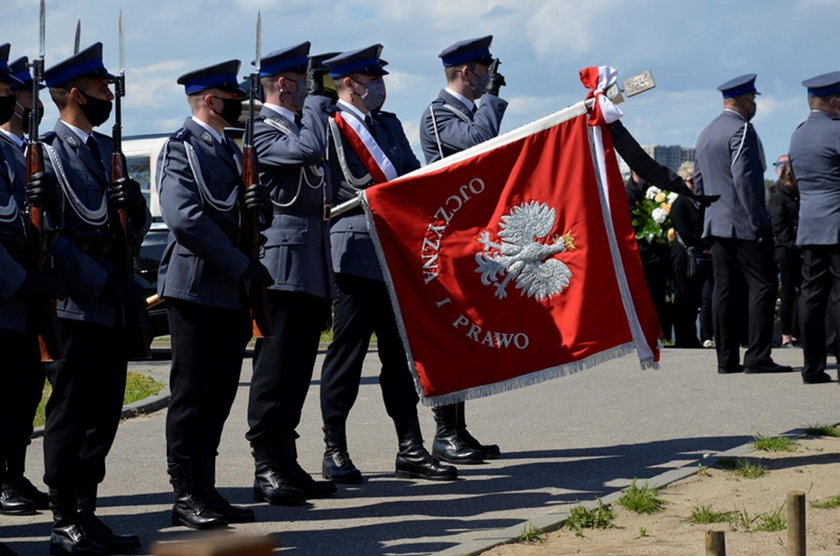 Ostatnie pożegnanie Konrada Brendy. Policjanci oddali hołd zmarłemu koledze