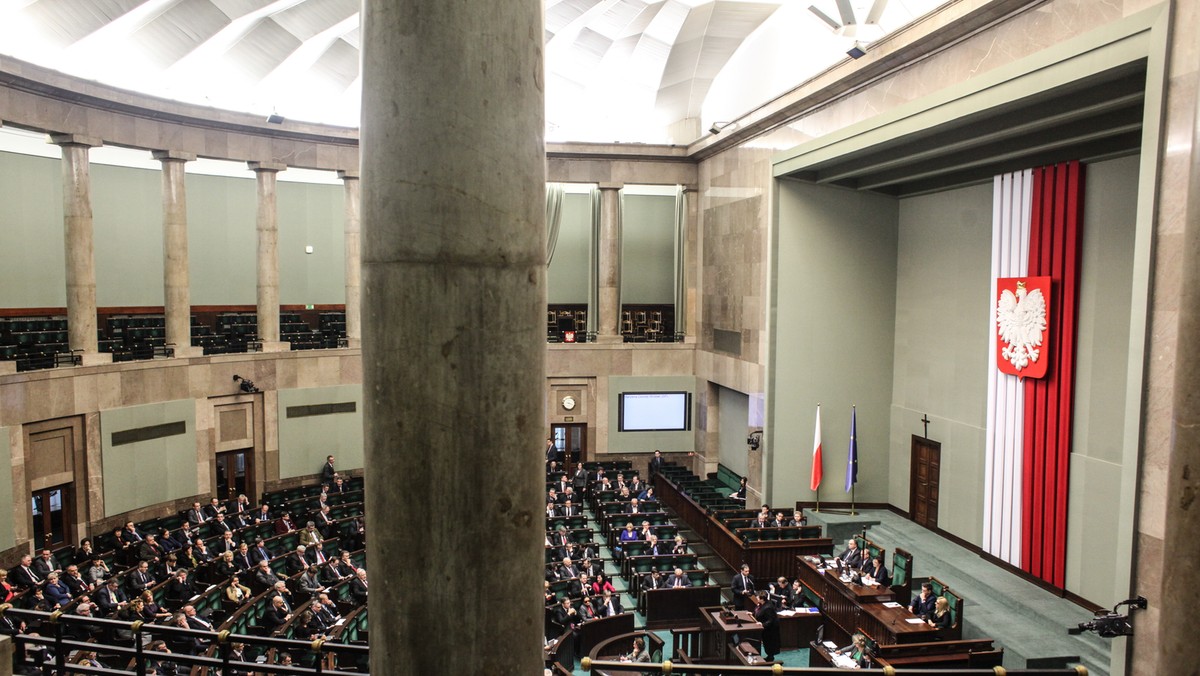 Uzależnienie liczby dni wolnych na opiekę nad dzieckiem od liczby dzieci w rodzinie przewiduje projekt nowelizacji kodeksu pracy przedstawiony przez SLD. Za dalszymi pracami nad nim w komisji opowiedziała się większość klubów.