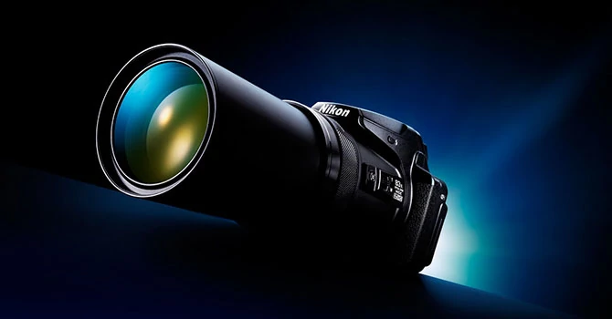 Aparat kompaktowy Nikon Coolpix P900 wyposażono w obiektyw o maksymalnej ogniskowej (ekwiwalencie) 2000 mm
