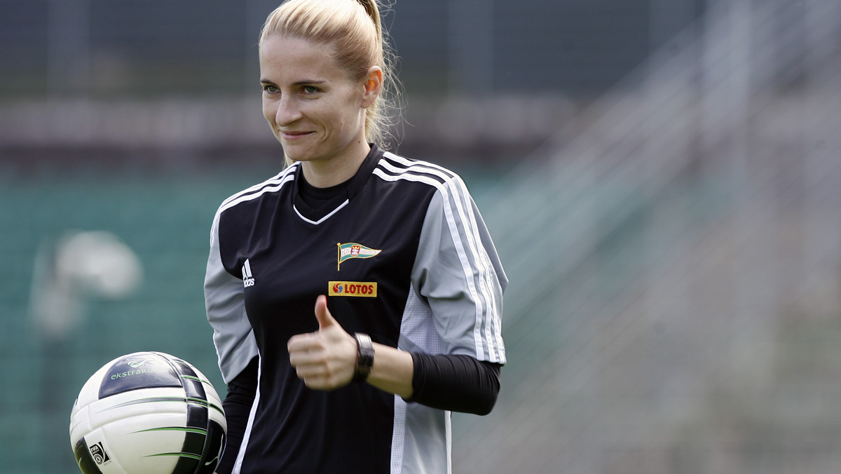 Milena Lachowicz to psycholog, która współpracuje z piłkarzami ekstraklasowej gdańskiej Lechii. Kobieta w sztabie szkoleniowym biało-zielonych to dobry pomysł, bo piłkarze korzystają z jej pomocy, a psycholog jest lubiana przez zawodników. Jej współpraca z Lechią trwa już ponad 1,5 roku.