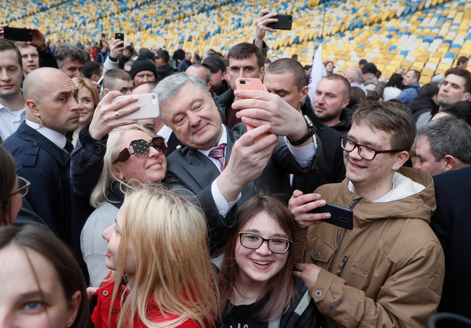 Wybory na Ukrainie. Wołodymyr Zełenski nie skorzystał z zaproszenia Petro Poroszenki. Prezydent był jedynym kandydatem na Stadionie Olimpijskim.