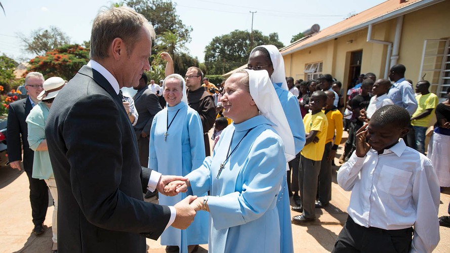 Polski premier wśród afrykańskich sierot