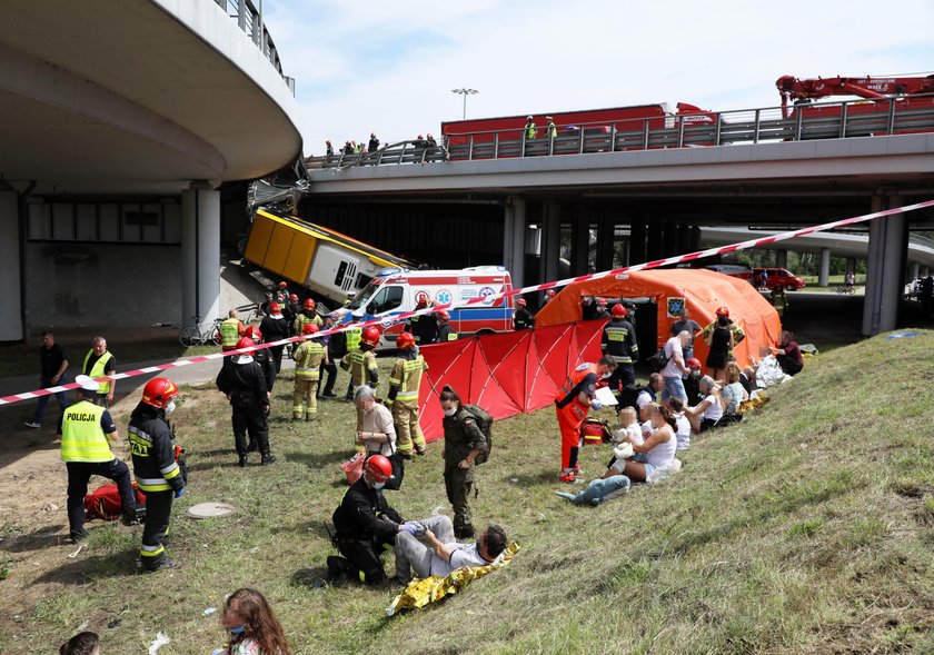 Autobus spadł z wiaduktu