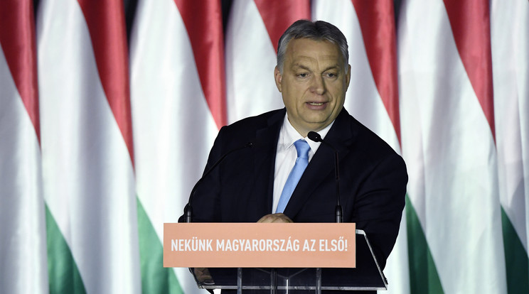 Orbán Viktor együttérzéséről és támogatásáról biztosította a francia államfőt a Notre-Dame - i tűz után / Fotó: MTI Koszticsák Szilárd